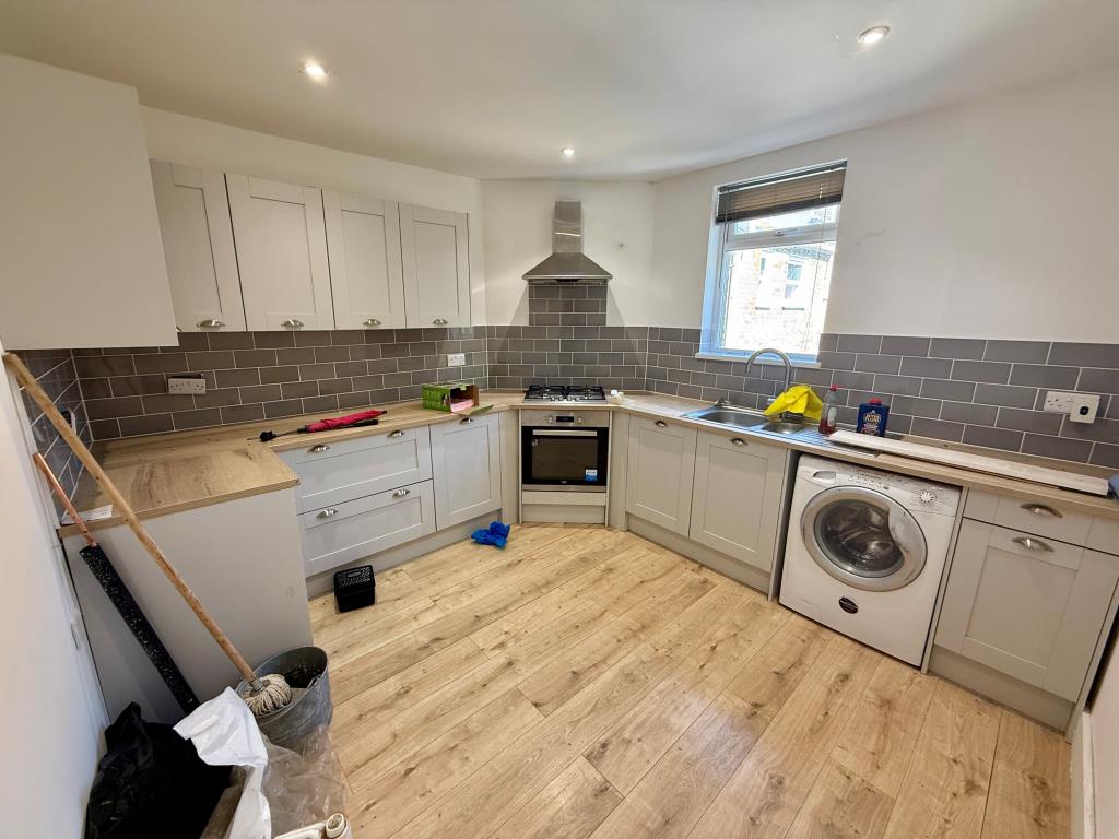 Lot: 84 - VACANT MIXED USE BUILDING IN TOWN CENTRE - Kitchen